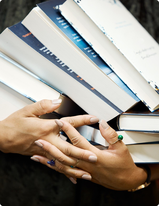 Mains tenant des livres